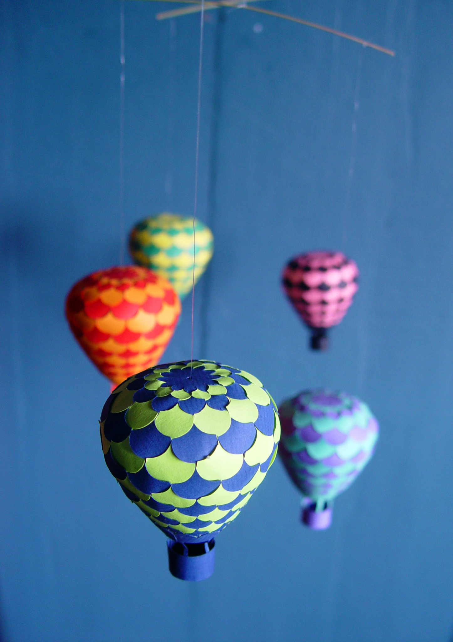 Мастер класс воздушный шар. Воздушный шар поделка. Объемный воздушный шар. Поделка воздушный шар с корзиной. Декоративный воздушный шар.